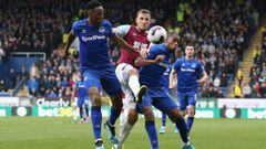 BURNLEY, ENGLAND - OCTOBER 05: Chris Wood of Burnley is challenged by Yerry Mina (L) and Djibril Sidibe of Everton (R) during the Premier League match between Burnley FC and Everton FC at Turf Moor on October 05, 2019 in Burnley, United Kingdom. (Photo by