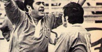 Fue 4 veces goleador del fútbol chileno. Jugó en Unión Española (1967-1970) y Universidad de Chile (1971).