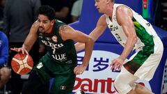 Manila (Philippines), 27/08/2023.- Jorge Gutierrez Cardenas (L) of Mexico in action against Mindaugas Kuzminskas (R) of Lithuania during the FIBA Basketball World Cup 2023 group stage match between Lithuania and Mexico in Manila, Philippines, 27 August 2023. (Baloncesto, Lituania, Filipinas) EFE/EPA/FRANCIS R. MALASIG
