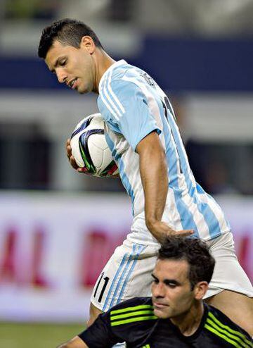 Sergio "Kün" Agüero aprovechó una falla garrafal de Moisés Muñoz para acercar a la Albiceleste en el marcador a los 84 minutos.