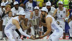 Real Madrid's players celebrate with the trophy with some family members after winning the Euroleague basketball final four final match between Olympiacos Piraeus and Real Madrid in Kaunas, on May 21, 2023. (Photo by Petras Malukas / AFP)