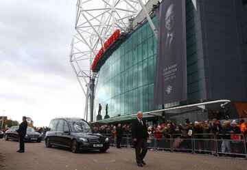 El cortejo fúnebre pasa al lado del estadio del Manchester City. 