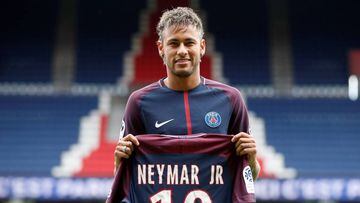 Neymar posa con la camiseta del PSG.
