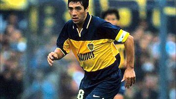 Jugó dos mundiales y pasó por equipos como Vélez, Stuttgart y Boca, entre otros. En el 2008 llegó para dirigir a Santiago Morning y su buena campaña lo llevó a la U. Con los azules no cumplió.