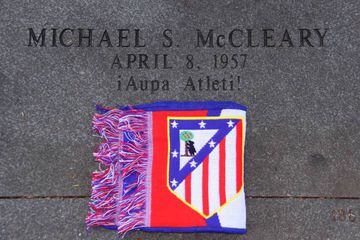 Lápida de Michael McCleary con el ¡Aupa Atleti! en Oak Hill, Washington.