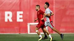 Papu Gómez con un recuperador en el entrenamiento del Sevilla. Toni Rodríguez/Diario As
