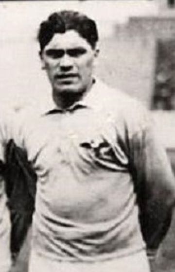 El defensa debutó con 19 años y 162 días con La Roja. Lo hizo en la caída ante Uruguay por 5-0 de la Copa América de 1924.