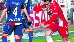 <b>PARTIDO IGUALADO. </b>Negredo se besa el anillo nada más marcar su primer gol a Osasuna.