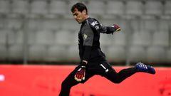 Iker Casillas golepa un bal&oacute;n ante el Moreirense 