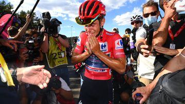 Remco Evenepoel celebra con lágrimas su victoria en La Vuelta 2022, en la meta de la penúltima etapa en el Puerto de Navacerrada.