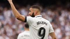 Karim Benzema celebra su último gol con la camiseta del Real Madrid.