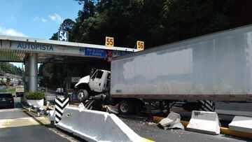 Tráiler se impacta contra caseta en autopista México-Toluca