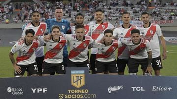 River Plate&#039;s football team poses before the start of the Argentine Professional Football League match against Argentinos Juniors at the &quot;Monumental&quot; stadium in Buenos Aires, Argentina, on October 25, 2021. - River Plate won 3-0. (Photo by JUAN MABROMATA / AFP)