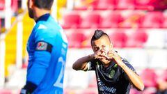 Piojo Alvarado festeja su gol contra el Necaxa