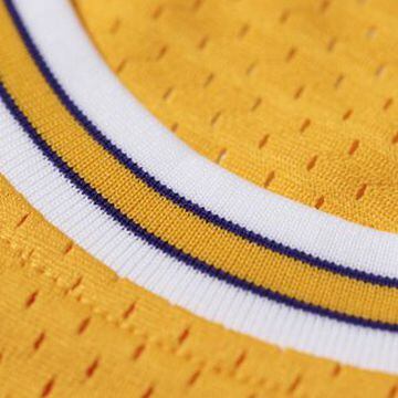 Detalle de la camiseta de los Lakers.