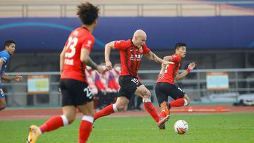 Shanghai SIPG&#039;s Aaron Mooy controls the ball during the Chinese Super League football match (CSL) between Shanghai SIPG and Jiangsu Suning in Suzhou in China&#039;s eastern Jiangsu province on November 2, 2020. (Photo by STR / AFP) / China OUT