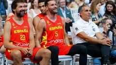 Sergio Llull y Rudy Fernández, los dos capitanes de España, junto al seleccionador de baloncesto, Sergio Scariolo, durante la presentación del equipo en Madrid.