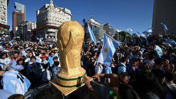 Fans of Argentina celebrate winning the Qatar 2022 World Cup against France at the Obelisk  in Buenos Aires, on December 18, 2022. (Photo by Luis ROBAYO / AFP) (Photo by LUIS ROBAYO/AFP via Getty Images)