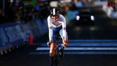 El ciclista británico Joshua Tarling llega a meta tras ganar la medalla de oro en la prueba junior contrarreloj de los Mundiales de Ciclismo en Carretera de Wollongong 2022.