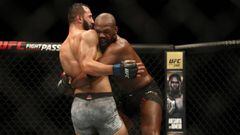 Jon Jones abraza a Dominick Reyes durante su combate en el UFC 247