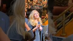 Adele rompe en llanto tras ver el teléfono de un fan en pleno concierto