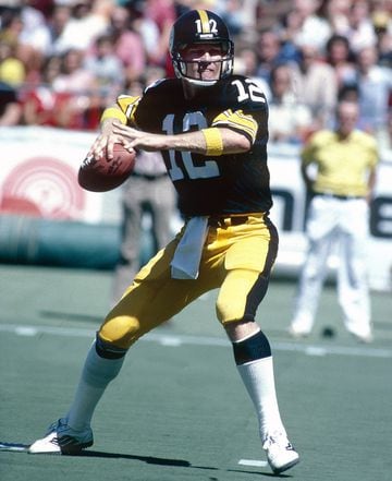 Bradshaw fue el quarterback que se encargó de darle cuatro de seis anillos a los Pittsburgh Steelers. De 1970 a 1983 jugó en Pennsylvania y ganó dos MVP del Super Bowl, tres selecciones al Pro Bowl y un premio al Jugador Más Valioso. 