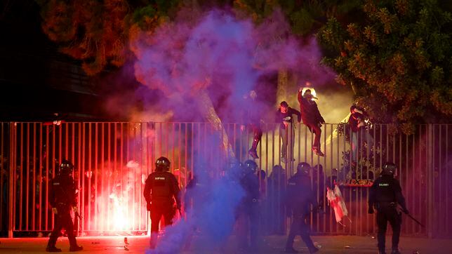 Aficionados del Barça derriban una puerta de Montjuïc y hieren a un agente
