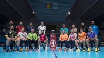 Los capitanes junto a los entrenadores de los equipos que jugarán la Copa del Rey de balonmano, posan durante la presentación este jueves en Santander.