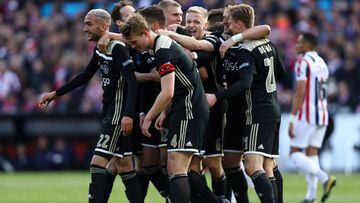 Huntelaar celebra con sus compa&ntilde;eros su segundo gol. Willem II 0 - Ajax 4 Copa KNVB