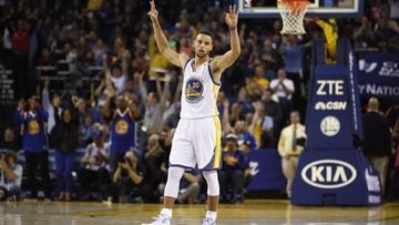 OAKLAND, CA - NOVEMBER 07: Stephen Curry #30 of the Golden State Warriors reacts after teammate Klay Thompson #11 of the Golden State Warriors made a three-point basket against the New Orleans Pelicans at ORACLE Arena on November 7, 2016 in Oakland, California. NOTE TO USER: User expressly acknowledges and agrees that, by downloading and or using this photograph, User is consenting to the terms and conditions of the Getty Images License Agreement.   Ezra Shaw/Getty Images/AFP == FOR NEWSPAPERS, INTERNET, TELCOS &amp; TELEVISION USE ONLY ==