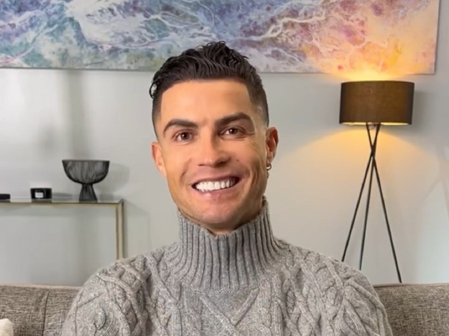 El carísimo jersey con el que Cristiano celebra sus 400 millones de  seguidores en Instagram - Tikitakas
