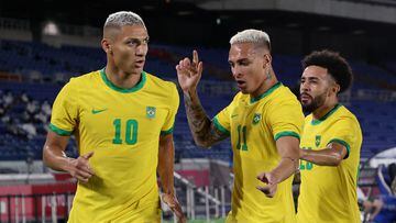 YOKOHAMA, JAPAN - JULY 22: Richarlison #10 of Team Brazil celebrates with Antony #11 after scoring their side&#039;s first goal during the Men&#039;s First Round Group D match between Brazil and Germany during the Tokyo 2020 Olympic Games at Saitama Stadi