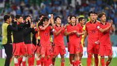 Doha (Qatar), 24/11/2022.- Players of South Korea applaud fans after the FIFA World Cup 2022 group H soccer match between Uruguay and South Korea at Education City Stadium in Doha, Qatar, 24 November 2022. (Mundial de Fútbol, Corea del Sur, Catar) EFE/EPA/Neil Hall
