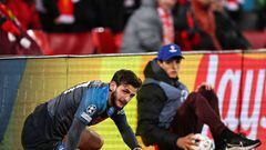 LIVERPOOL, ENGLAND - NOVEMBER 01: Khvicha Kvaratskhelia of Napoli crashes into the LED perimeter boards during the UEFA Champions League group A match between Liverpool FC and SSC Napoli at Anfield on November 1, 2022 in Liverpool, United Kingdom. (Photo by Robbie Jay Barratt - AMA/Getty Images)