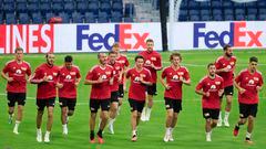 Los jugadores del Unión Berlín participan en el entrenamiento de este martes en el Estadio Santiago Bernabéu en Madrid, en la víspera del encuentro ante el Real Madrid.