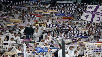 Aficionados del Real Madrid en el estadio Santiago Bernabéu.