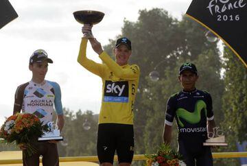 Chris Froome levanta el trofeo de ganador del Tour de Francia en el podio de París junto a Romain Bardet y Nairo Quintana.