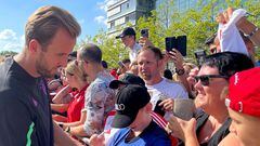 Harry Kane firma autógrafos a un grupo de seguidores del Bayern.