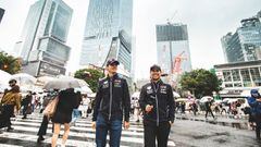 Checo Pérez y Max Verstappen se pasean en las calles de Shibuya. Foto: Cuenta de twitter de Red Bull Racing.