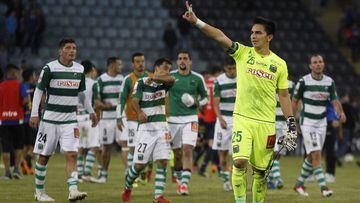 Los jugadores de Deportes Temuco celebran luego del partido de primera division