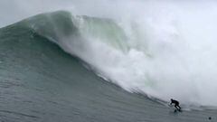 Un surfista surfea por delante de una ola gigante el 22 de octubre del 2023 en Praia do Norte, Nazar&eacute;, Portugal.