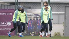 Neymar, Messi, Luis Su&aacute;rez y Piqu&eacute; salieron protegidos contra el fr&iacute;o en la sesi&oacute;n de ayer en la Ciutat Esportiva.