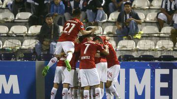 Los jugadores de Independiente celebran el tanto de Rigoni que clasifica al equipo para la siguiente fase de la Copa Sudamericana.