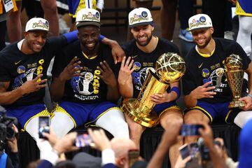 Los Golden State Warriors se han proclamado campeones de la NBA tras vencer en las series de las finales 4-2 a los Boston Celtics. Stephen Curry ha conseguido su primer MVP en unas finales tras una exhibición legendaria.