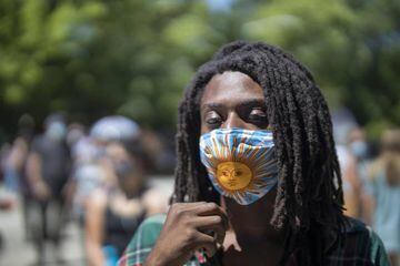 Atlanta (United States), 11/07/2020.- A masked man waits in a long and hot line at a walk-up coronavirus COVID-19 testing site at the Little 5 Points Center for Arts and Community in Atlanta
