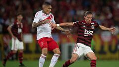 Brazil&#039;s Flamengo team player Filipe Luis (R) vies for the ball with Brazil&#039;s Internacional player Paolo Guerrero (L) during a 2019 Copa Libertadores football match at the Maracana stadium in Rio de Janeiro, Brazil, on August 21, 2019. (Photo by