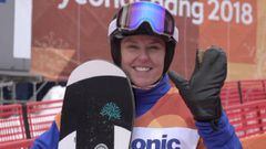 Astrid Fina saluda tras disputar la primera manga de la prueba de snowboard eslalon en los Juegos Paral&iacute;mpicos de Invierno de Pyeongchang.