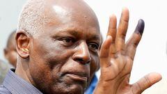 FILE PHOTO: Angola's President Jose Eduardo dos Santos shows off his inked finger to photographers after casting his vote during national elections in the capital Luanda, August 31, 2012. REUTERS/Siphiwe Sibeko/File Photo
