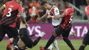 Lucas Martinez Quarta of Argentina&#039;s River Plate, center, and Wellington of Brazil&#039;s Athletico Paranaense, right, compete for the ball during Recopa Sudamericana first leg final soccer match in Curitiba, Brazil, Wednesday, May 22, 2019. (AP Photo/Andre Penner)