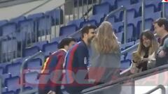 Piqué y su nueva pareja muestran su amor en la tribuna del Camp Nou